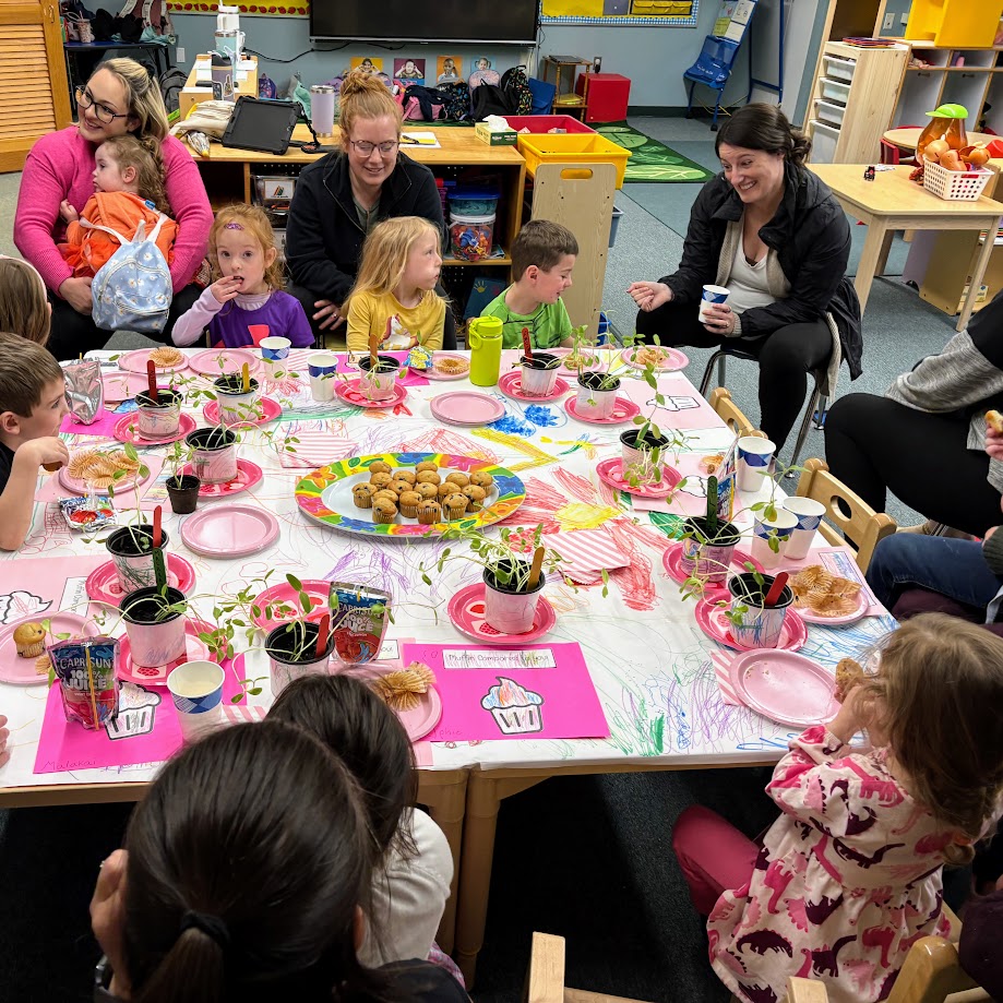 preschoolers having muffins with moms